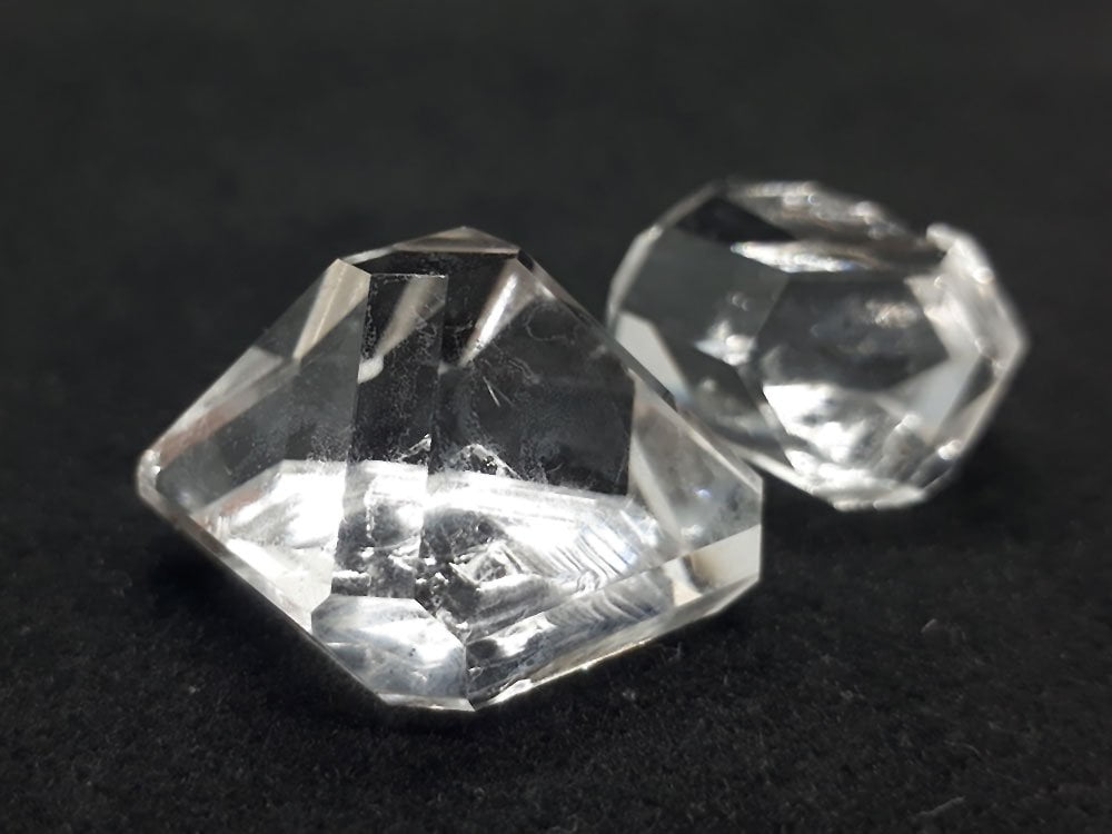 niektóre kryształy ałunu, które wyglądają jak piramidy.